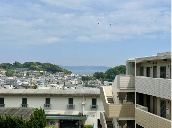 バルコニーから鎌倉側の海を望む眺望