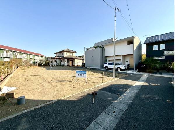 隣地が駐車場につき開放的な現地