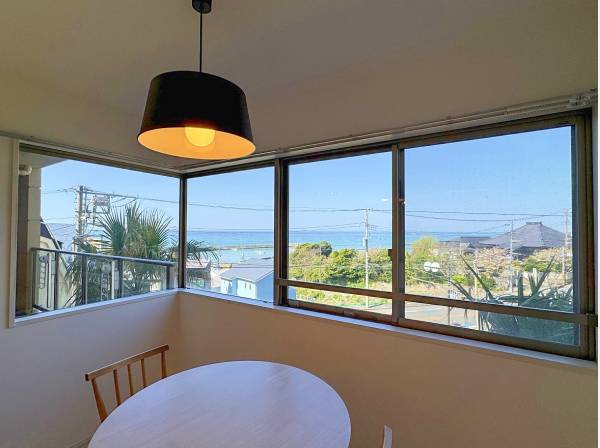 ダイニングからの眺め。現地で見るともっと近くに海を感じます。