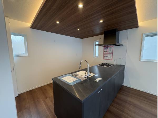 キッチンの天井もダウンライトでカッコいいです！