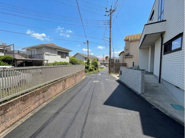 前面道路も広いので駐車もスムーズに