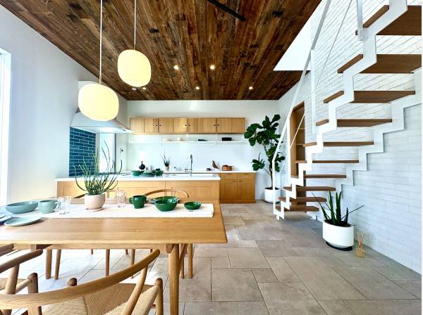 家族の笑顔が集う、陽光あふれるお洒落なダイニングスペース