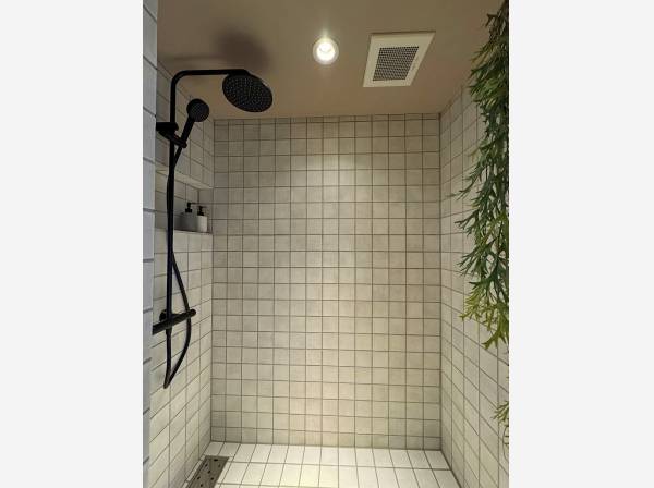 無機質さすら感じるシャワールーム。なんてオシャレな空間。
