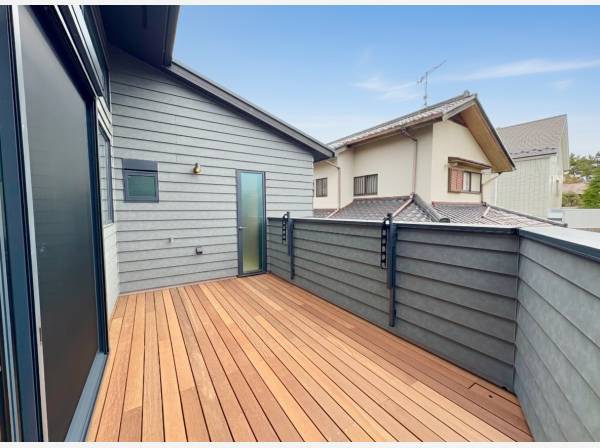 回遊動線が魅力のウッドデッキ調バルコニー