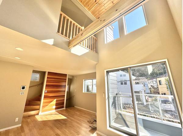 上下がゆるやかにつながる。視線と会話が行き交う家。