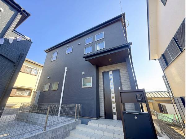 飲食店からサーフショップなど湘南らしさ溢れる鉄砲道沿いのお住まいです