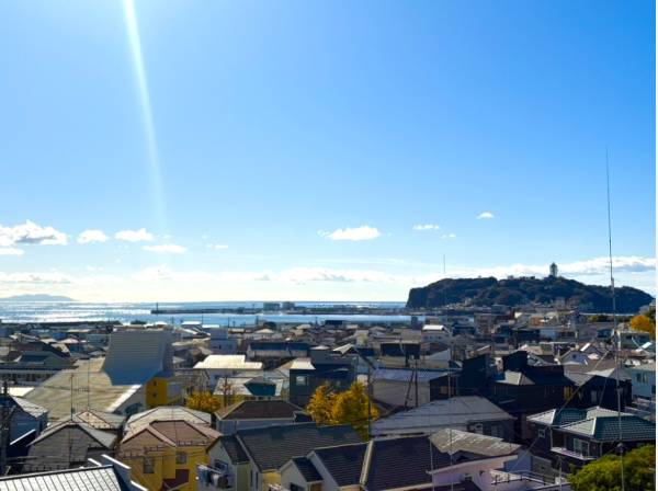 湘南を象徴する海と江ノ島を見下ろす開放感あるロケーション！