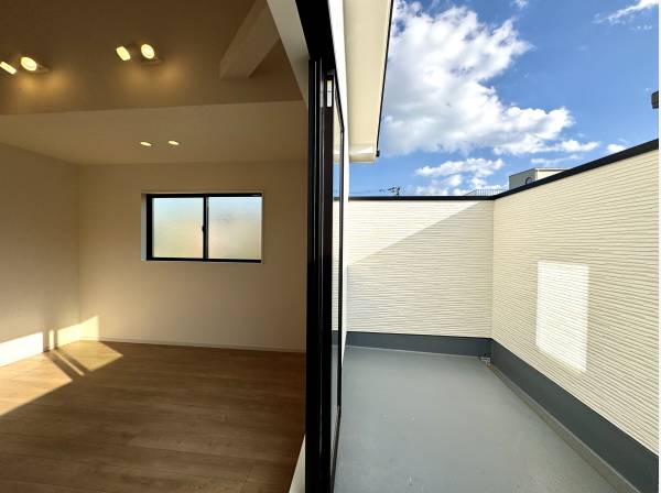 奥行きあるワイドバルコニー