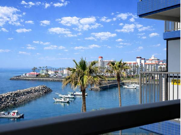 逗子マリーナを望みます。天候によっては富士山も！