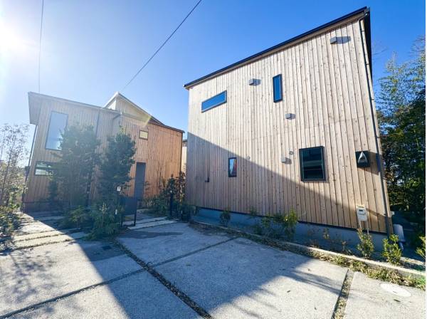 外壁には屋久島の地杉を使った木張りのデザイン