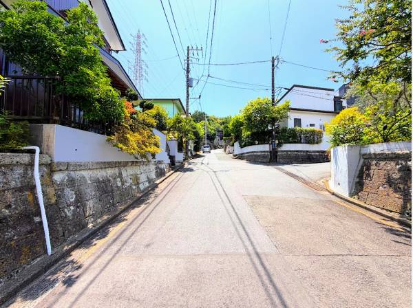前面道路は広々としています