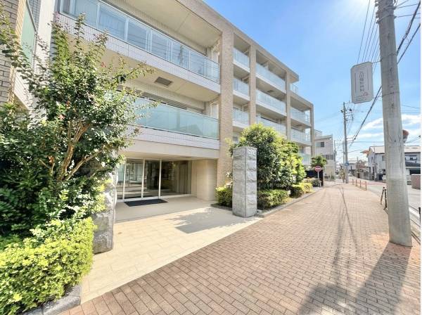 緑に囲まれたエントランス