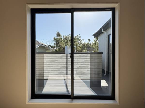 メインベッドルームからワイドバルコニーへ