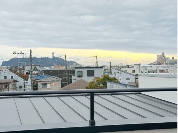 ルーフバルコニーからは江ノ島をはじめとした湘南ならではの眺望！