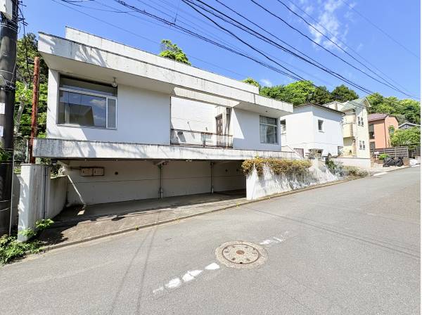 ハイキングする方、地元の方が行き来する閑静な住宅地
