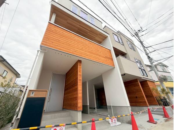 ビルトインガレージ付きのスタイリッシュな邸宅で素敵な湘南ライフ！