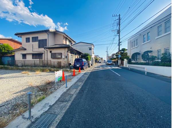 前面道路は2車線の広い道。交通量は実はさほど多くないんです。