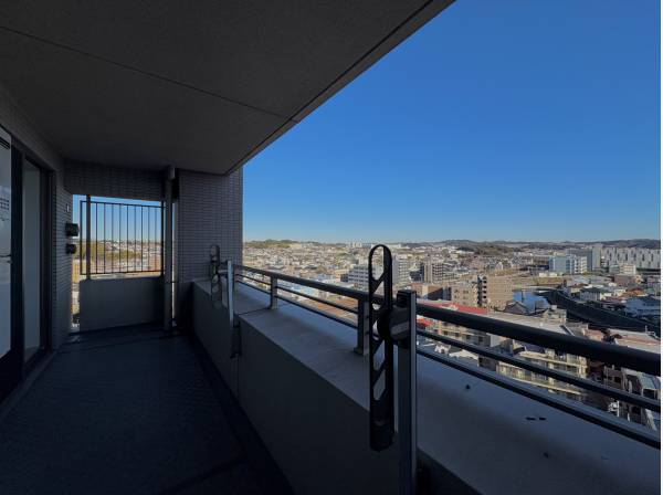 ワイドタイプの大型バルコニー