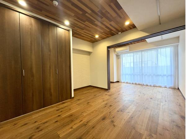 シーンに合わせて間仕切りを開放、広々ワンルームスタイルに