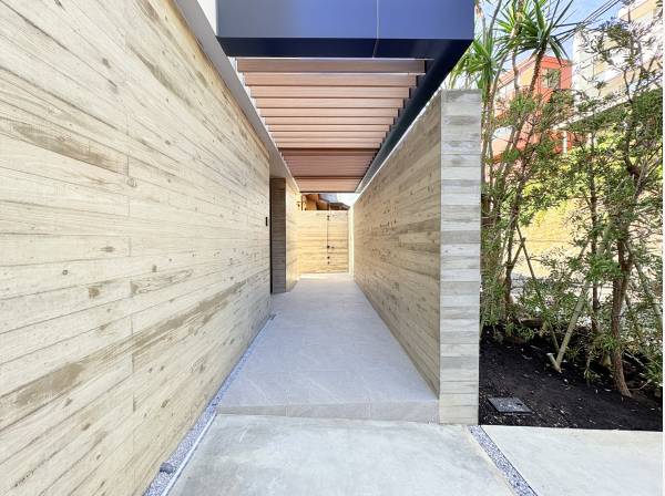 プライベート感のある玄関アプローチ