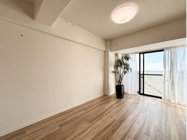 LDK横の洋室部分。波音とともに目覚めます