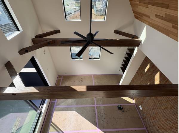 吹き抜けから見たLDK