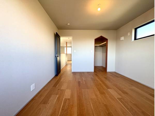 広さと収納が整った使いやすいベッドルーム