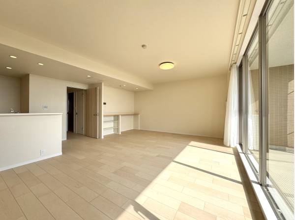 大きな開口が室内と外をつなぐ、光と風が抜ける心地よい空間。