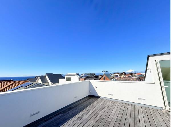 広大なルーフバルコニーからは水平線の先に佇む雄大な富士山！！