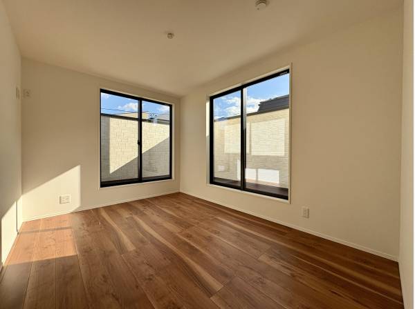 バルコニーへ繋がる洋室です。