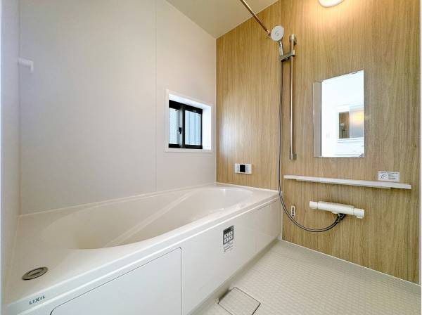 心落ち着く木目調のバスルーム