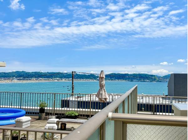 由比ガ浜海岸を望む開放的な眺めが日常に
