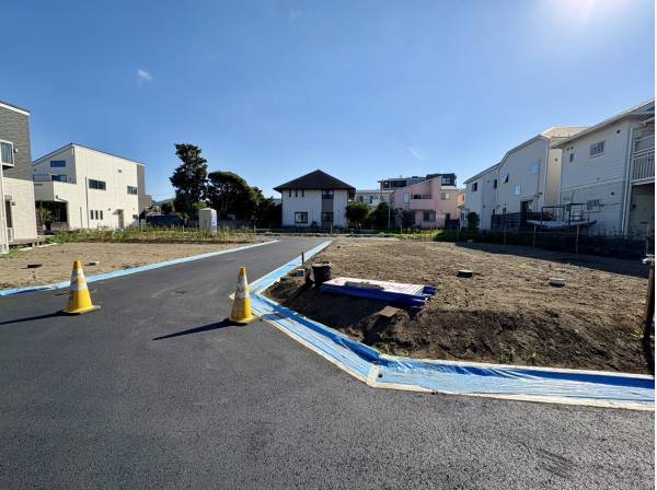 新しく開発道路が整備されたきれいな街並み