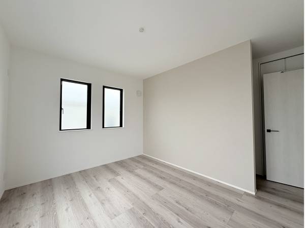 ウォークインクローゼットの付いた2階の洋室（約7帖）