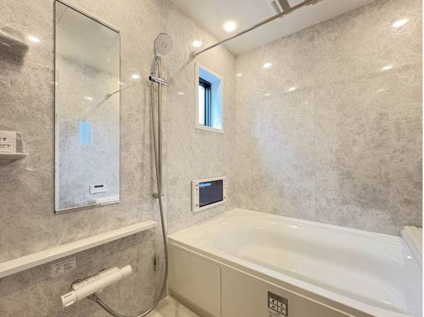 大型TV付のバスルーム