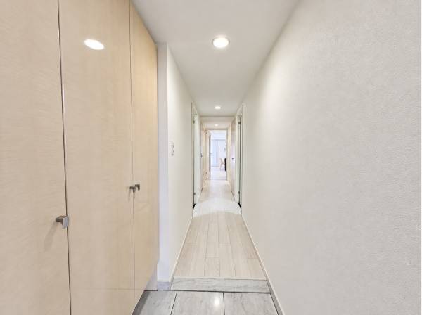 床の木目が奥へと続きます。
