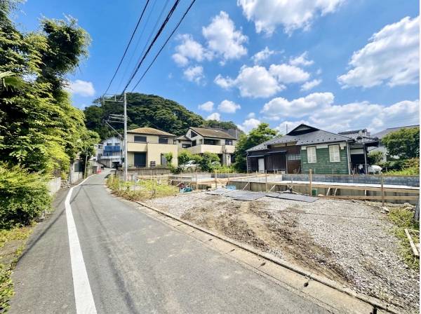 前面道路はセットバックにより幅広になります