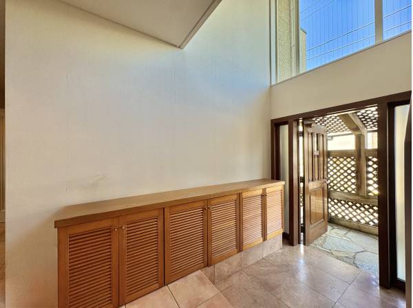 玄関には、屋根まで続き吹抜がございます。