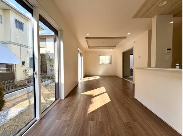 光の入り方で空間の広がりを感じるリビング。