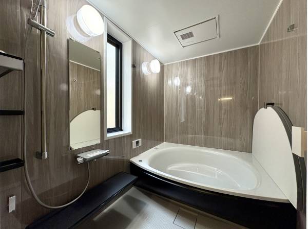 一日の疲れを癒す、新規交換された最新のシステムバス 