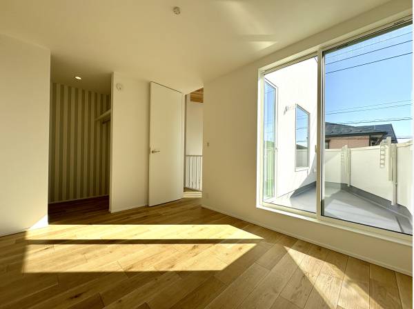 WICとバルコニーを備えた明るい6帖の洋室