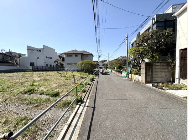 前面道路もゆとりの広さです。