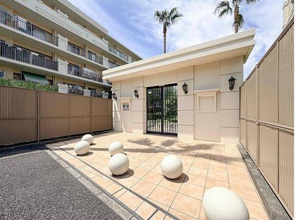 住まいの色覚高さを感じさせるデザインのエントランス