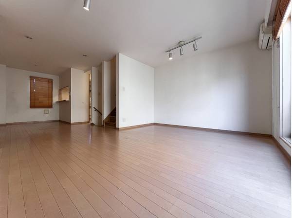 南向きの明るいLDKは約21帖！家具の配置もしやすそうですね