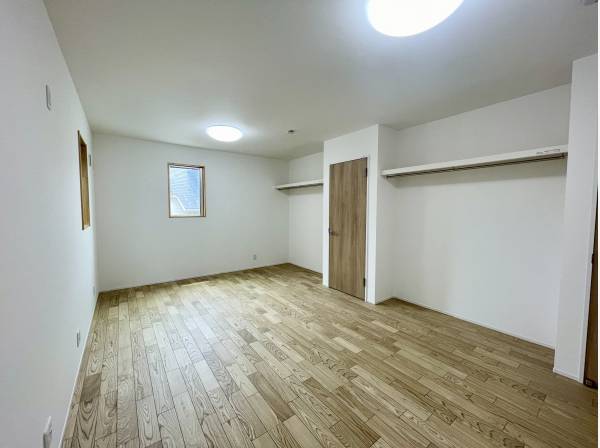 将来的に2部屋に分割可能な11帖越えベッドルーム