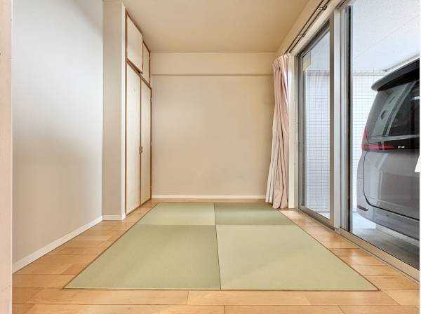 LDKに隣接する和室です。ちょうどいいサイズ感です