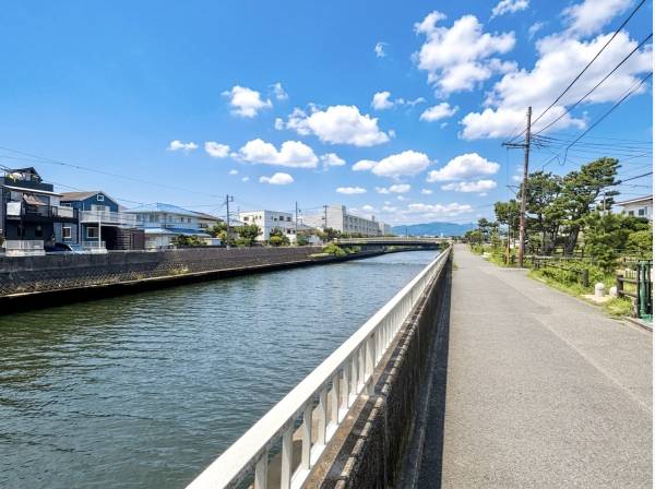 前面道路はリバーサイド！釣りもたのしめます♪