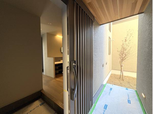 陰影を感じる和モダンテイスト。玄関奥には坪庭のような配置