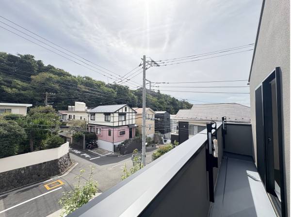 バルコニーから鎌倉の緑が広がります。