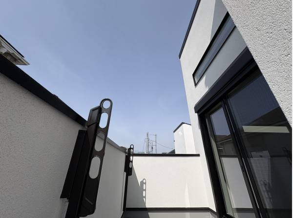 バルコニーは広くて、日当たりも良好です。